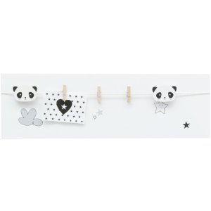 Pared de madera blanca con pinzas para la ropa y dibujo...