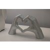 Escultura Lover Silver de poliresina plateada 25x7.5x13.5 cm manos forma de corazón