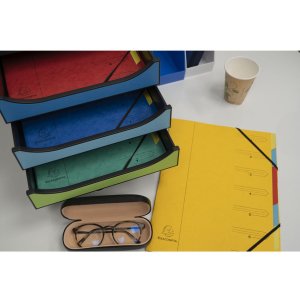 Organizador de cartón Manila 400g grapado con 7 compartimentos y banda elástica, para formato DIN A4 colores surtidos